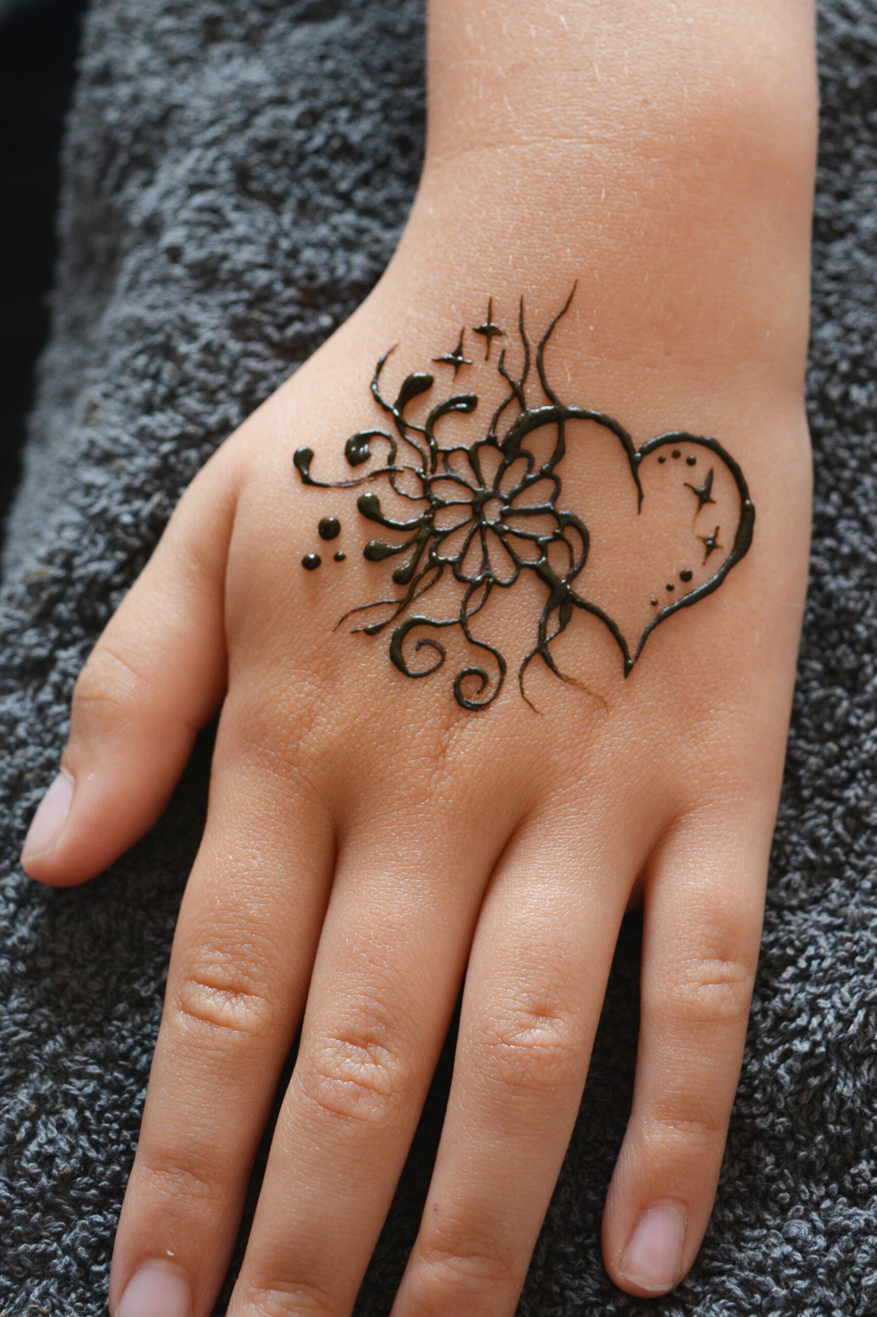 A leg with a Henna design Stock Photo - Alamy